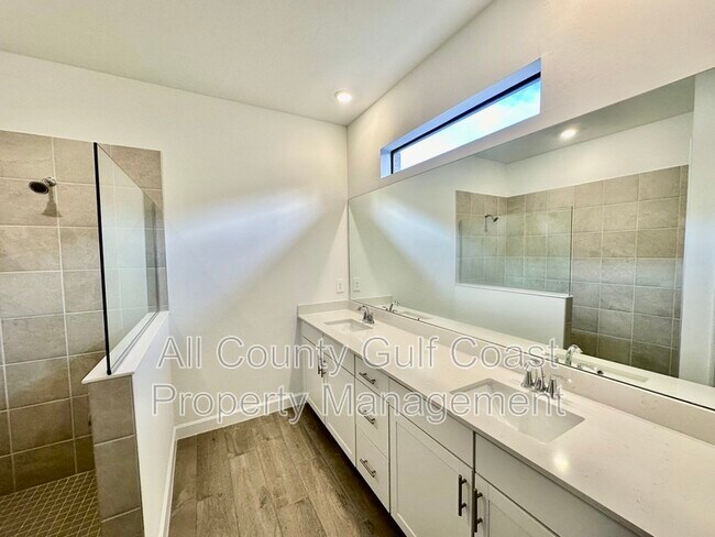 Foto del edificio - 15010 Serene Shores Loop