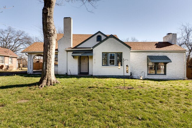 Foto del edificio - Spacious 4 Bed/ 3.5 Bath Home in Madison w Detached Office and Full Bath, 2 Car Garage, 1/2 acres...