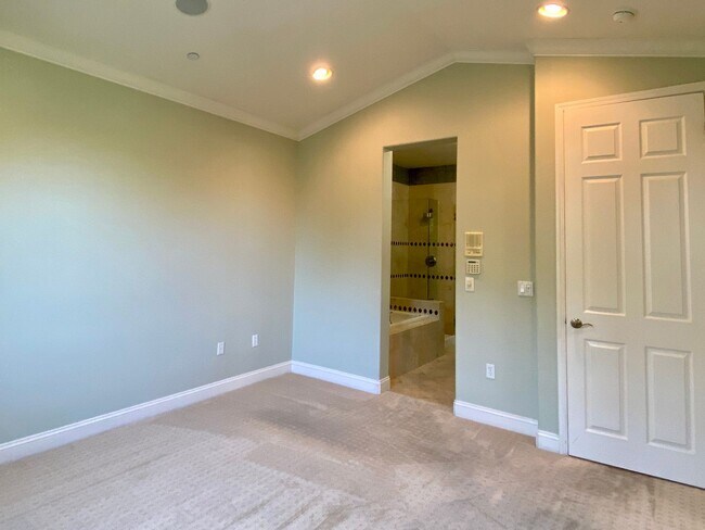 Foto del edificio - Beautiful 3 Bedroom 2.5 Bath Townhouse in ...