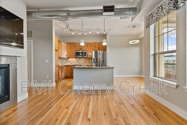 Foto del edificio - 10111 Inverness Main St