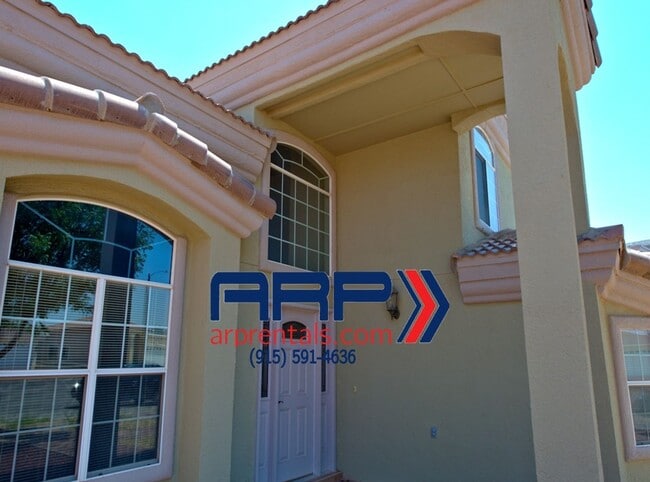 Building Photo - SPACIOUS AND ELEGANT EASTSIDE HOME