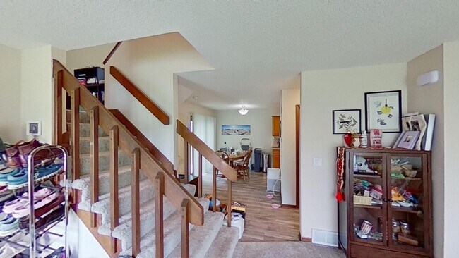Foto del edificio - 2 BR, 1.5 BA Clive split level duplex.  Deck and one car attached garage.