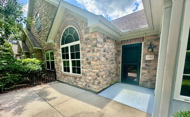 Building Photo - Charming Two Bedroom Townhome in Abbey Gle...