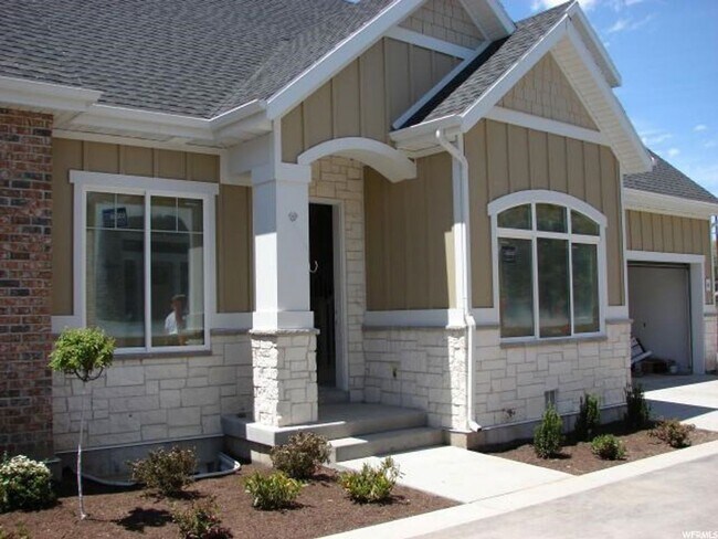 Building Photo - Upmarket Townhouse in Sought After Holladay City