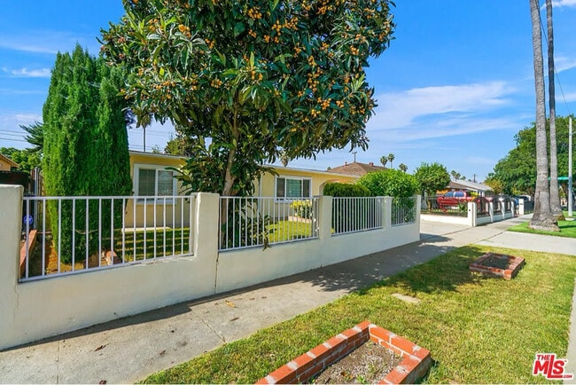 Photo - 430 E 184th St House