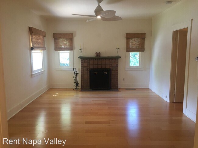Building Photo - 1628 Hillview Pl