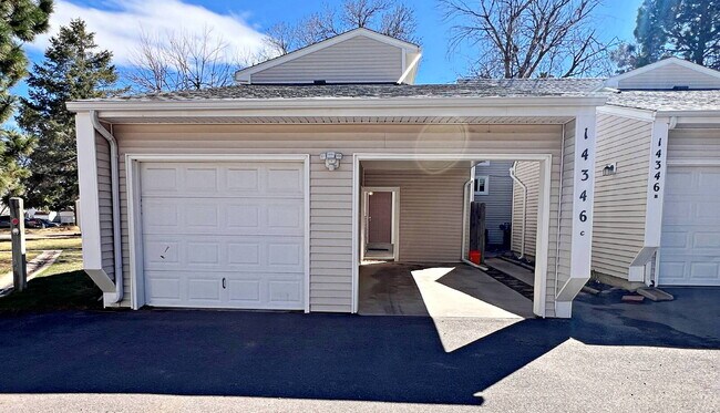Foto del edificio - "Charming 2-Bed Townhouse Retreat on East Florida Ave with Spacious 1170 Sq Ft Layout!"
