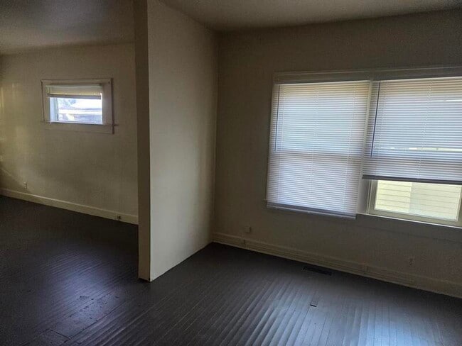 Building Photo - 927 Dequincy St