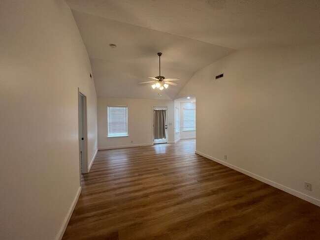 Building Photo - Beautiful 3 BR 2 Bath Home - Conveniently ...