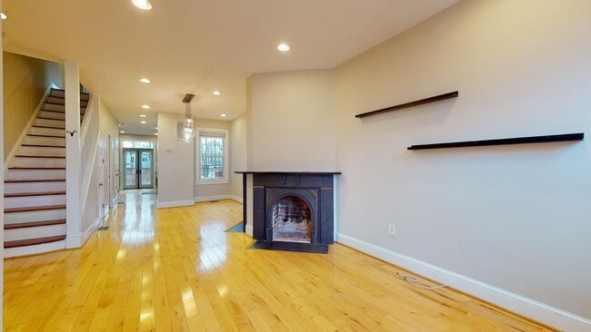 Building Photo - 1517 D St SE