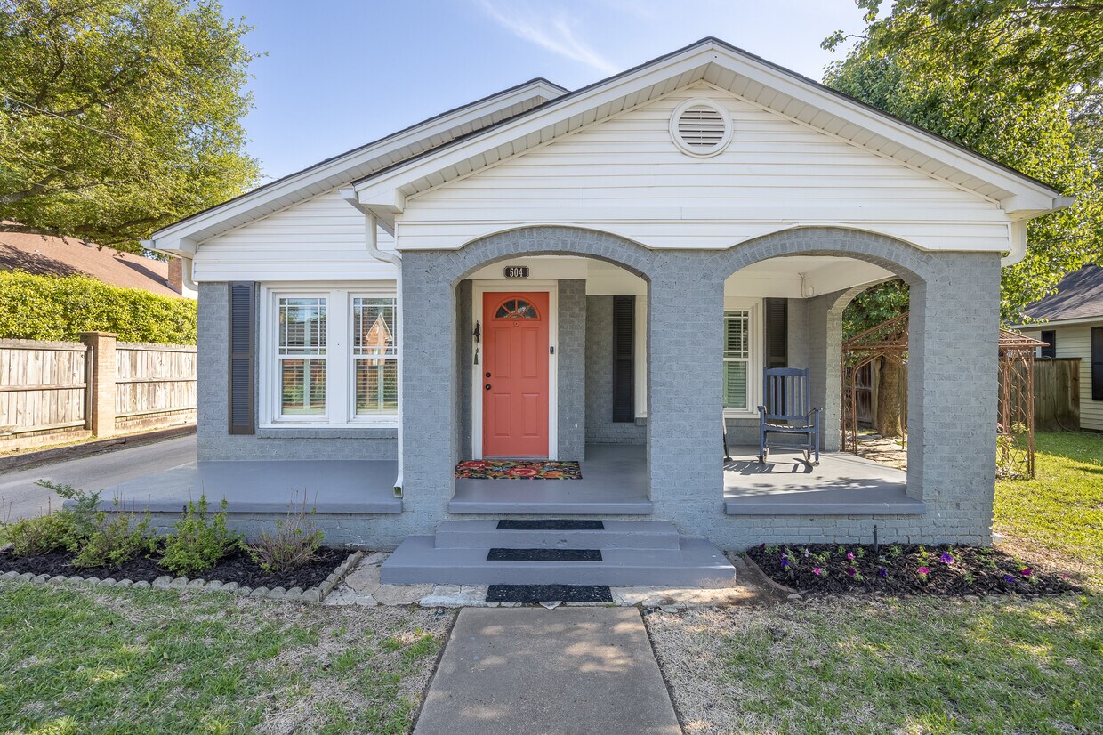 Primary Photo - 504 W 5th St