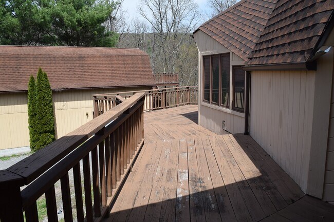 Foto del edificio - 296 Richner Hollow Rd