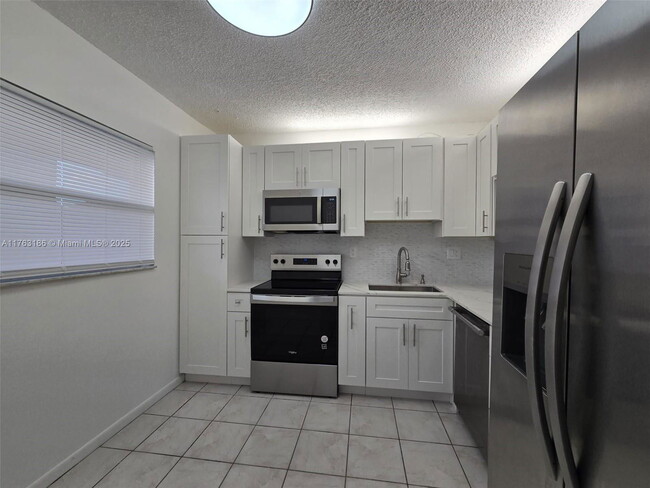 Foto del edificio - 3900 NW 76th Ave