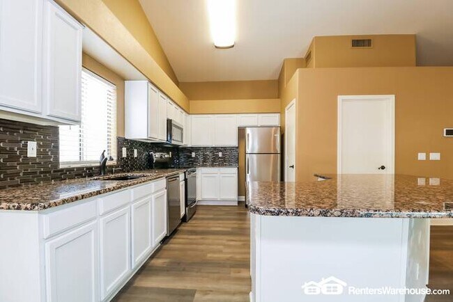 Building Photo - Beautiful 3 bed/ 2 bath with a Pool
