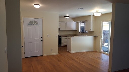 Kitchen and entry - 5601 Cascade Dr