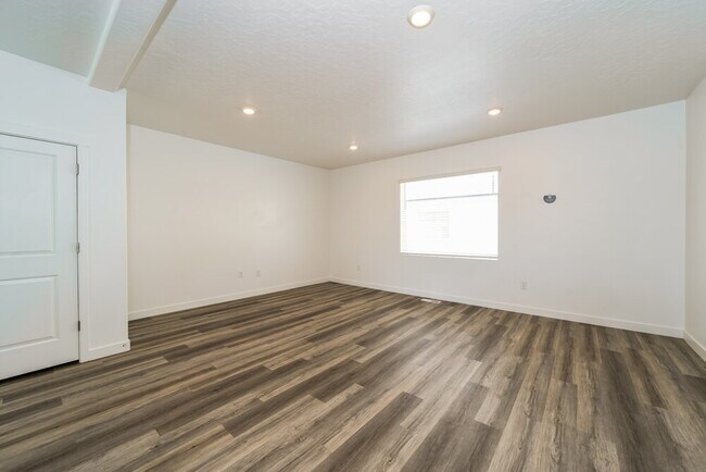 Building Photo - 1041 W 90 S