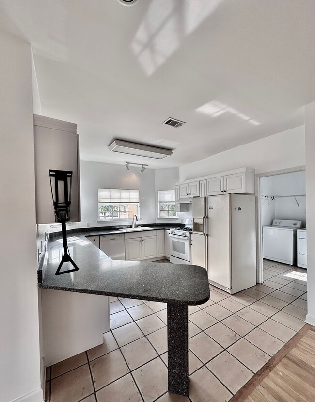 Foto del edificio - Custom 3B/3B plus bonus rooms steps from t...