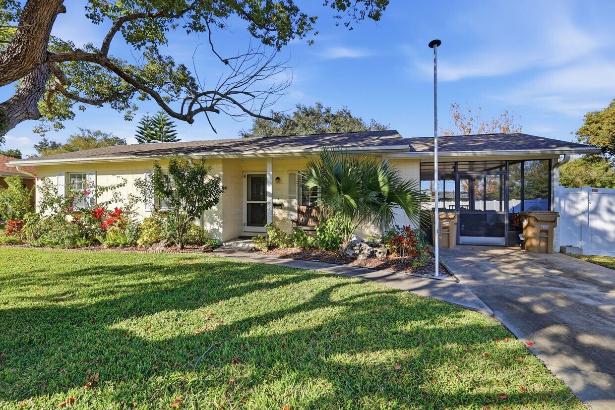 Primary Photo - Charming 3 Bedroom Home in Mount Dora – Available Now!