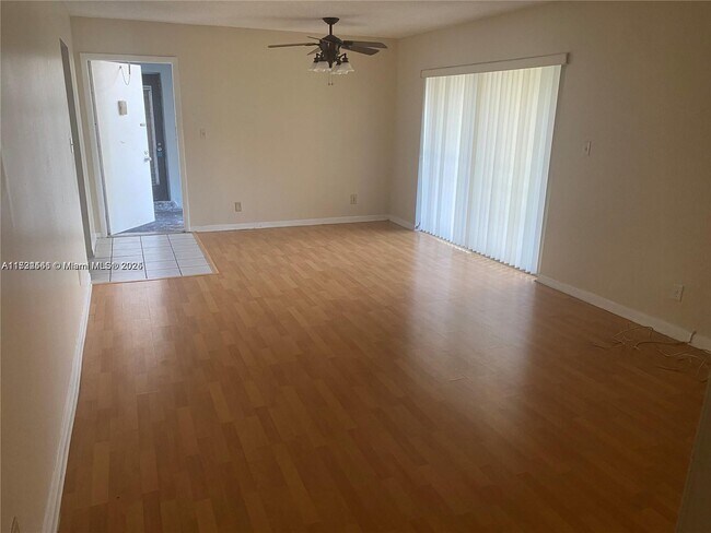 Foto del edificio - 335 W Laurel Dr