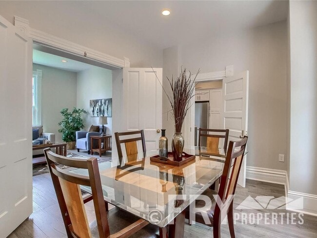 Foto del edificio - Fully remodeled 2  bed + office, main floor duplex in South Broadway/West Wash Park!