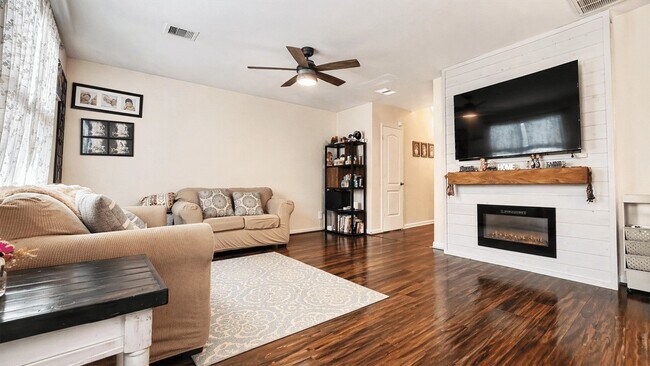 Foto del edificio - 17430 Cedar Rock Dr
