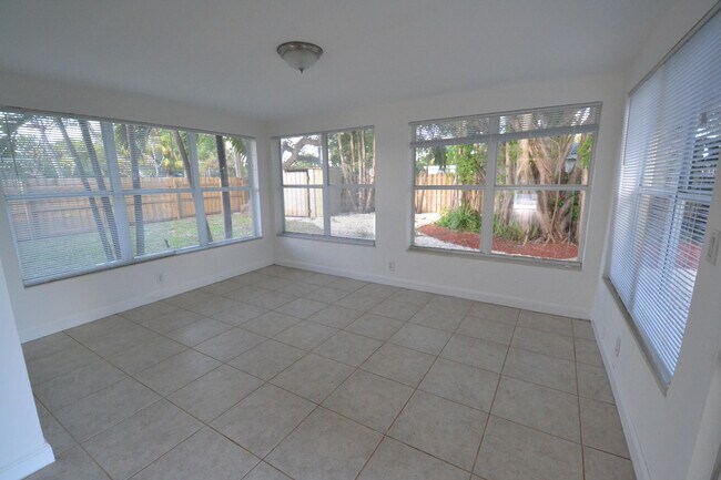Foto del edificio - 299 NE 21st St