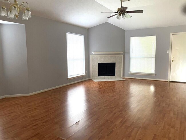 Foto del edificio - 18311 Beaverdell Dr