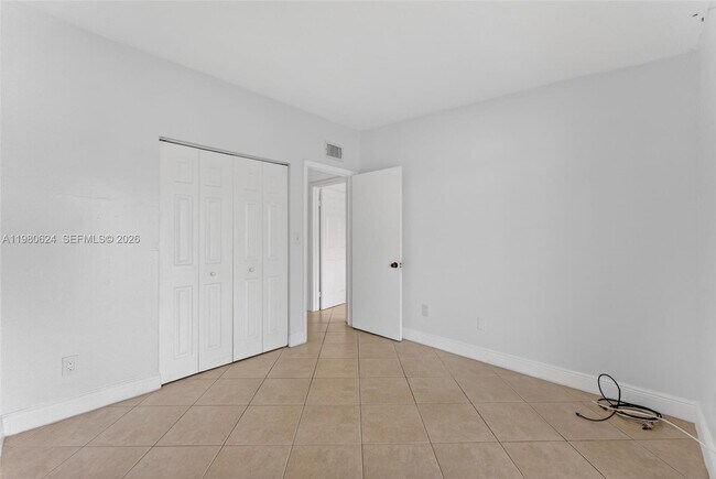 Foto del edificio - 819 NE 199th St