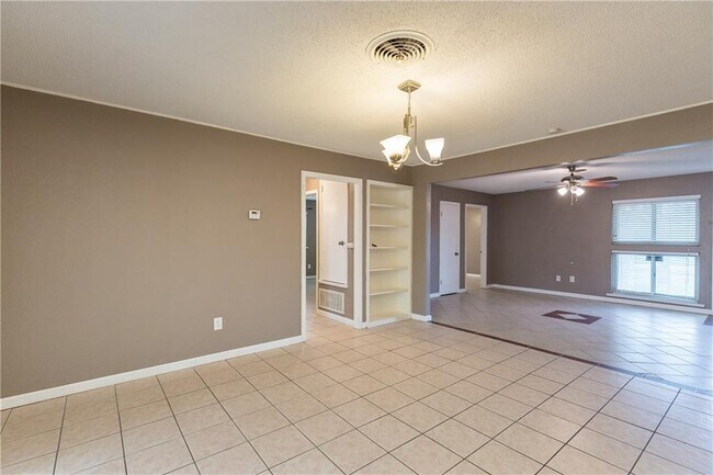 Building Photo - 1318 Nile Dr
