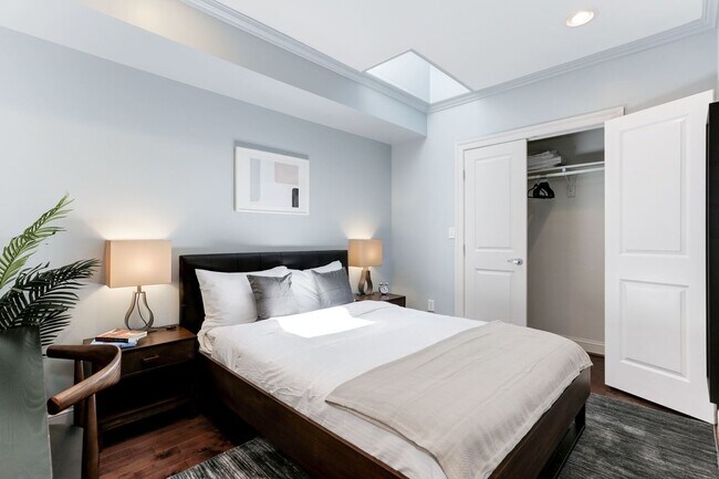 Building Photo - ROOM ONLY in 5-bed/3.5-bath Home
