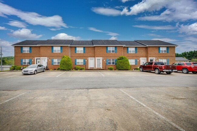 Building Photo - 2 br/ 1.5 bath condo Johnson City