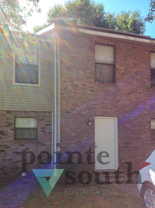 Primary Photo - Pet Friendly Townhome!