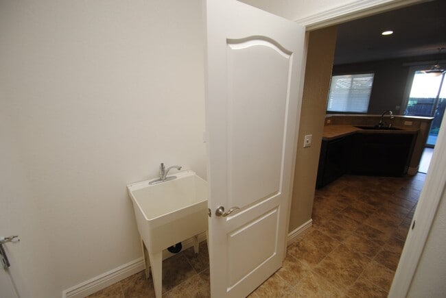 Building Photo - 465 Elmwood Ct