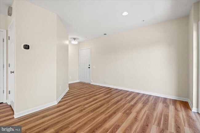 Foto del edificio - 220 Fallsgrove Blvd