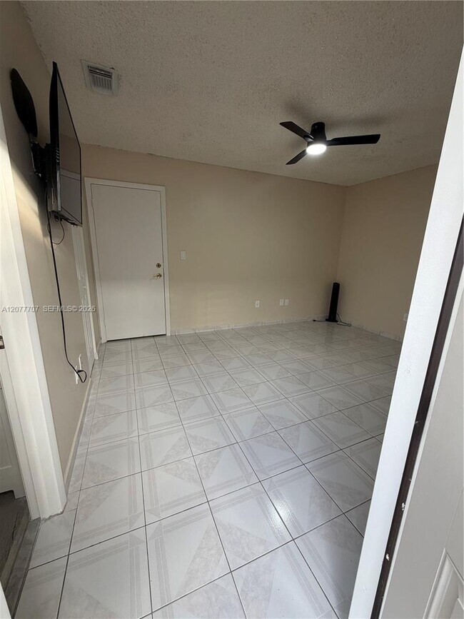 Foto del edificio - 2658 W 74th Terrace