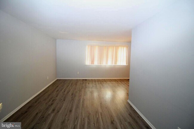 Building Photo - 1 Bedroom Apartment