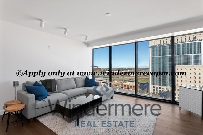 Foto del edificio - Upscale High-Rise Fully Furnished 1 bed/1 ...