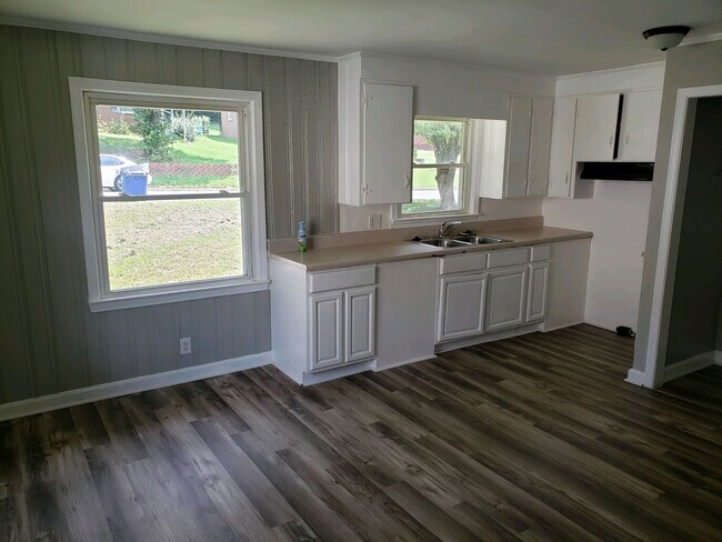 Foto del edificio - 866 Rankin St NE