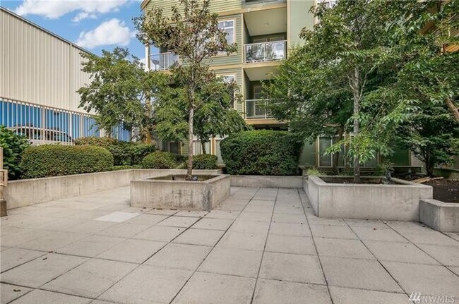 Foto del edificio - MOVE IN SPECIAL! 2 Bedroom 1 Bath Condo w/HW floors - Secured Garage parking