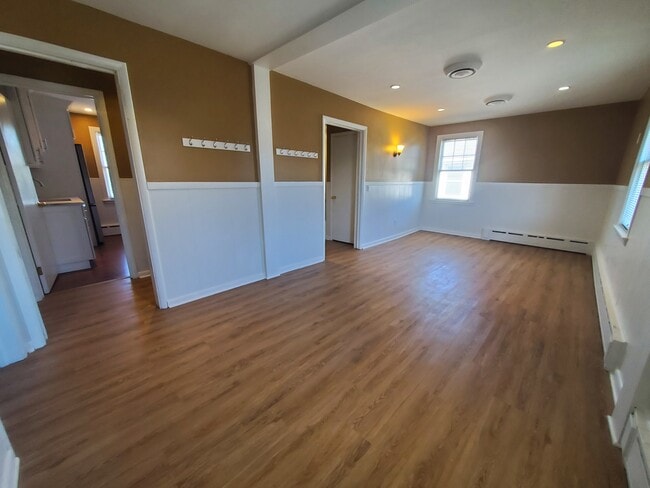 Building Photo - 158 East Ave