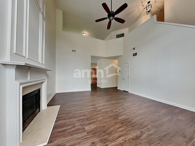 Building Photo - 3439 Silverlake Court