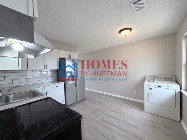 Building Photo - Three Bedroom House | Remodeled & Move in Ready