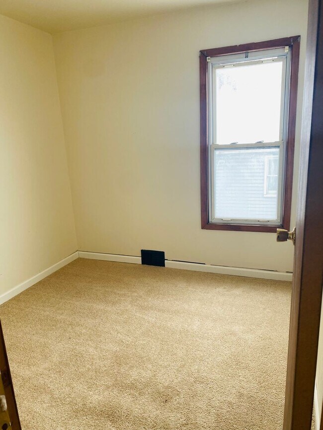 Building Photo - 3 bedroom single family home