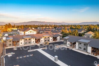 Building Photo - 669 E Badger Rd