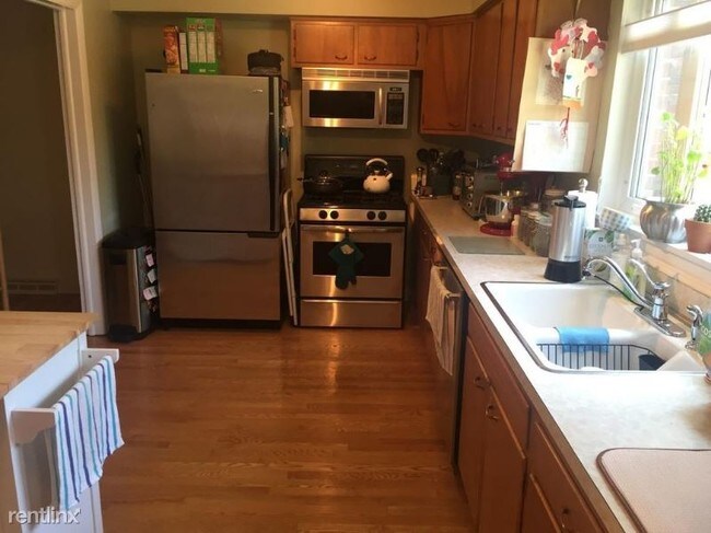 Building Photo - 3 br, 1.5 bath Townhome - 2670 Gross Point Rd