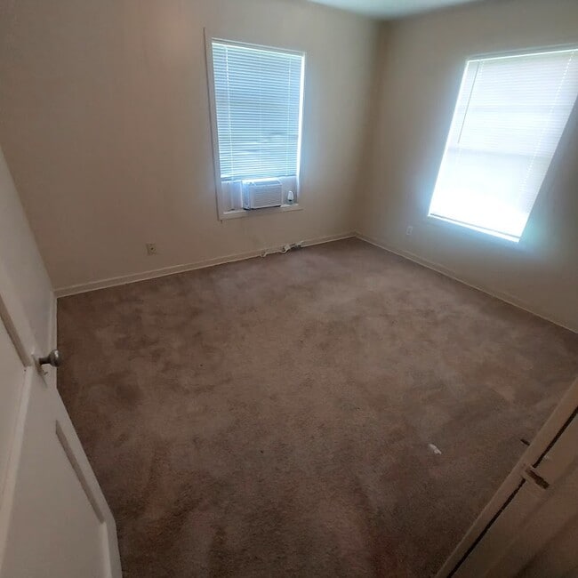 One Bedroom With AC - 4824 Carmen St