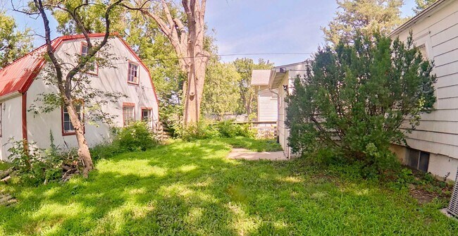 Foto del edificio - Hardwood Floors + Pet Friendly + Off-Stree...