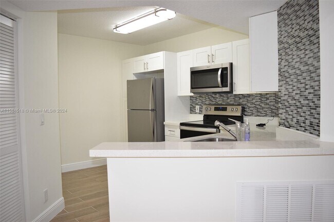Foto del edificio - 8851 Wiles Rd