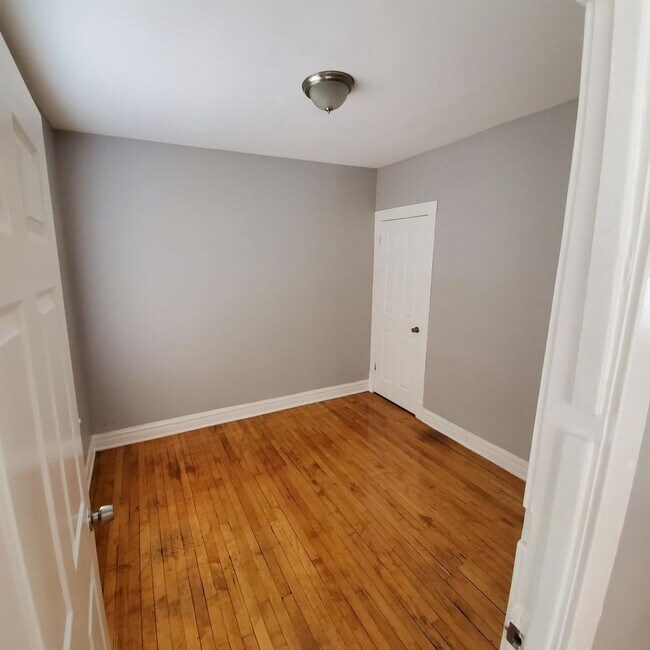 Building Photo - 439 East 111th Place - 3W
