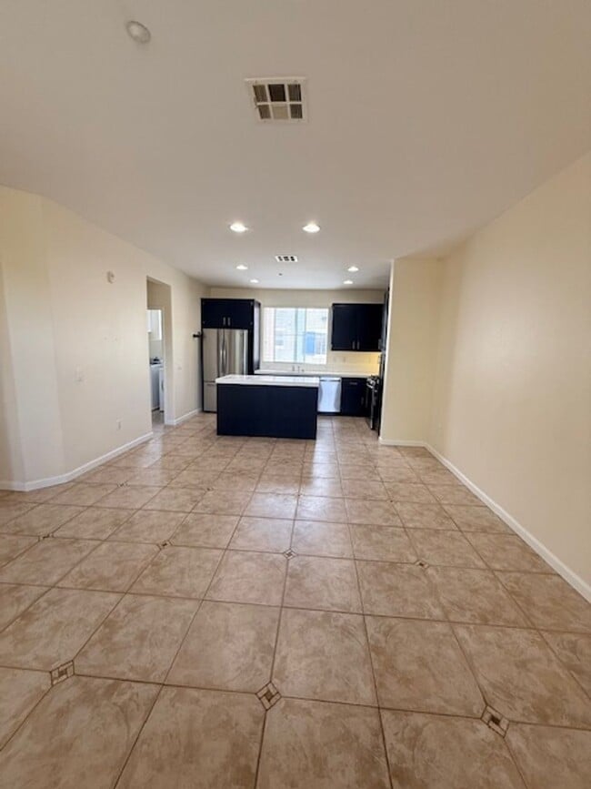 Foto del edificio - Eastlake Vistas condo available now